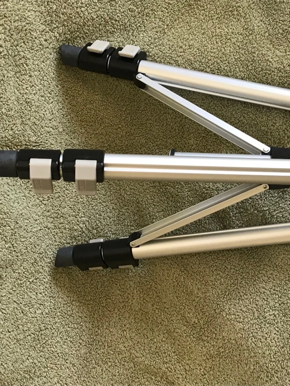 VTG SLIK Insta-Lok Model 613-060 Camera Tripod, 3 Section Legs, Light,NEVER USED
